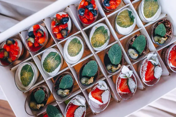 Kutu Görünümünde Çeşitli Mini Tatlılar