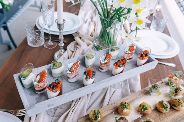 Zarif Katmanlı Böğürtlen Tatlıları Dekoratif Yemek Masası