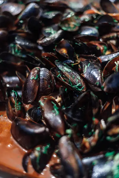 Taze pişmiş midye ve otlar. Yakın plan.