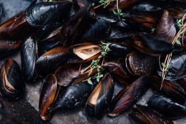 Taze pişmiş midye ve otlar. Yakın plan.