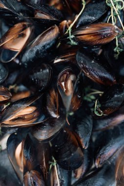Taze pişmiş midye ve otlar. Yakın plan.