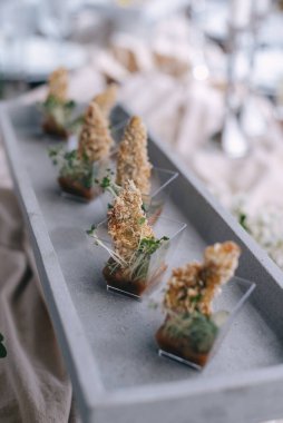 Tabaktaki Zarif Üçgen Gurme Tabakları