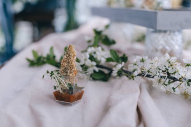 Tabaktaki Zarif Üçgen Gurme Tabakları