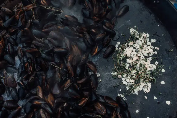 Taze pişmiş midye ve otlar. Yakın plan.
