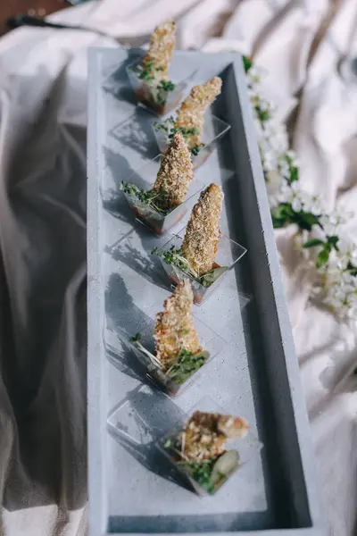 Tabaktaki Zarif Üçgen Gurme Tabakları