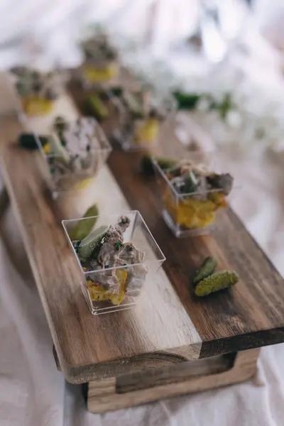 Tahta Tahta Kurulda Zarif Yemek Atıştırmalıkları