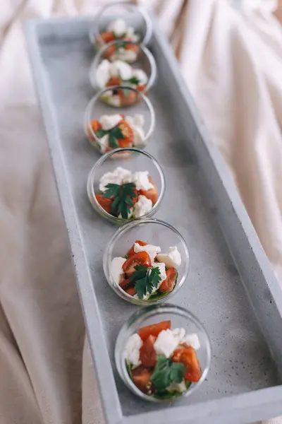 Cam bardaklarda zarif katmanlı salata.