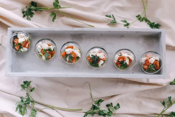 Cam bardaklarda zarif katmanlı salata.