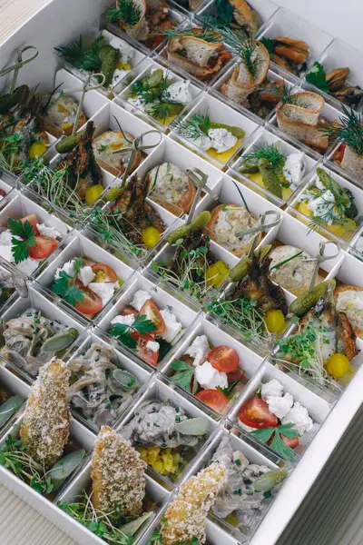 Zarif Beyaz Kutuda Çeşitli Gurme Sandviçler