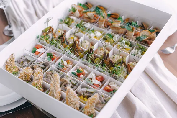 Zarif Beyaz Kutuda Çeşitli Gurme Sandviçler