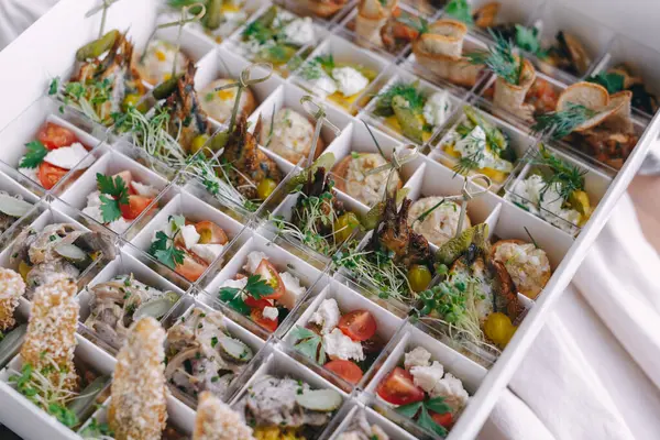 Zarif Beyaz Kutuda Çeşitli Gurme Sandviçler