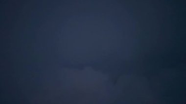 Fırtına, gece gökyüzü, kokpitten manzara.