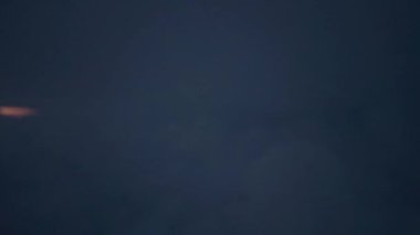 Fırtına, gece gökyüzü, kokpitten manzara.
