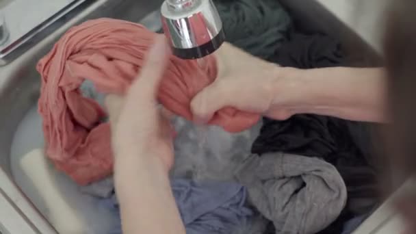 Sobre Ombro Tiro Mão Uma Pessoa Lavando Roupas Mão Uma — Vídeo de Stock