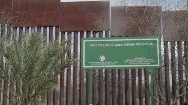 NOGALES, MEXICO - 4 Mart 2022 Meksika ve ABD arasındaki sınırın Meksika tarafından imzalanarak sınırın yerinin İspanyolca olarak belirlenmesi.