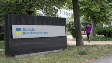 HALLE, GERMANY - 12 Haziran 2021: Kamu zorunlu emeklilik planı faaliyetlerinden sorumlu Alman Emeklilik Sigortası Kurumuna giriş işareti.