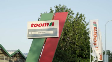 HALLE, ALMANY - 16 Haziran 2021: Alman donanım ve DIY ev geliştirme mağazası Rewe Grubu 'nun bir parçası olan Toom Baumarkt, bayrakları dalgalanan.