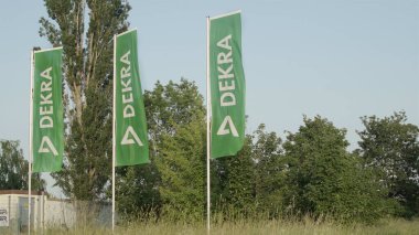 HALLE, ALMANY - 16 Haziran 2021: Alman araç denetimi ve sertifika şirketi konumu.