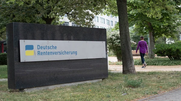 Halle Germany 2021年6月12日 公的強制年金制度の活動を担当するドイツ年金保険庁への入り口を示す標識 — ストック写真