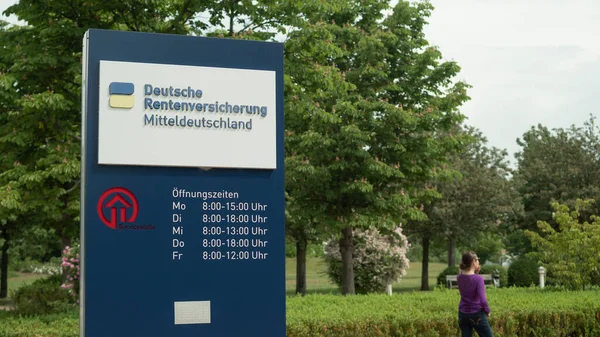 Halle Germany 2021年6月12日 公的強制年金制度の活動を担当するドイツ年金保険庁への入り口を示す標識 — ストック写真