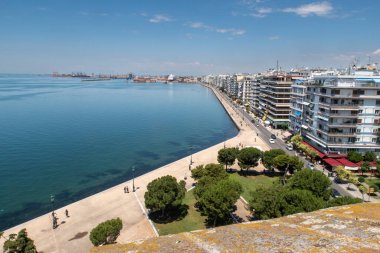 Yazın beyaz kulenin tepesinden Selanik limanına doğru bak