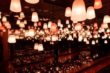 Dubai 'de sanatsal ve yansıtıcı bir kapalı mekan deseni