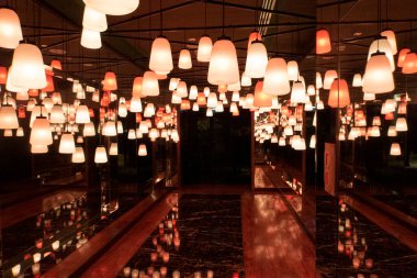 Dubai 'de sanatsal ve yansıtıcı bir kapalı mekan deseni