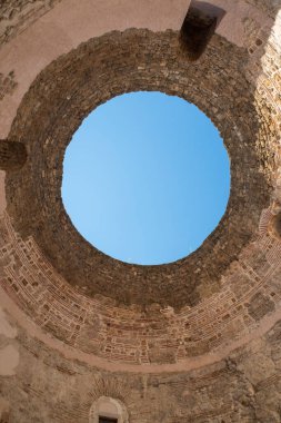 Hırvatistan Avrupa 'nın Split kentindeki Vestibul' da gökyüzüne doğru bakıyor