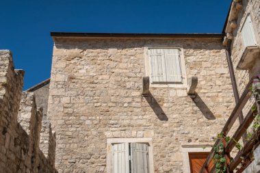 Hırvatistan 'ın Avrupa' sında Split 'te ahşap pencere panjurları olan eski ortaçağ duvarı