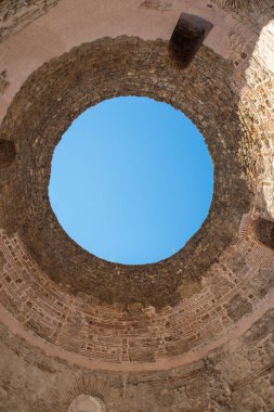 Hırvatistan Avrupa 'nın Split kentindeki Vestibul' da gökyüzüne doğru bakıyor