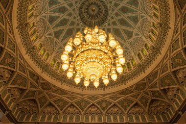 Dünyanın en büyük avizesi Umman 'daki Muscat Büyük Camii' nin içinde asılı.