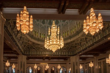 Dünyanın en büyük avizesi Umman 'daki Muscat Büyük Camii' nin içinde asılı.