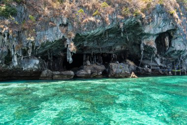 Tayland 'da Koh Phi Phi Don' daki küçük koyda Maymun Adası 'na yaklaşıyoruz.