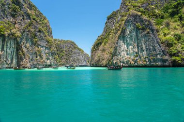 Tayland 'da Koh Phi Phi Don' daki küçük koyda Maymun Adası 'na yaklaşıyoruz.
