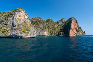 Tayland 'da Koh Phi Phi Don' daki küçük koyda Maymun Adası 'na yaklaşıyoruz.