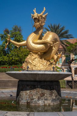 Tayland 'da Phuket Town' da Hai Leng Ong Heykeli Altın Ejder Anıtı
