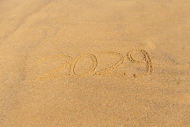 Kumsalda kumsalda yazan 2029 mutlu yıllar. 