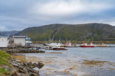 Mageroya 'daki Skarsvag balıkçı köyü, Norveç' in Avrupa 'daki Finnmark County' deki Nordkapp