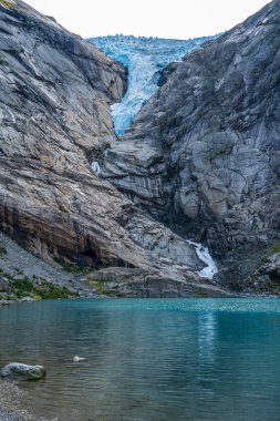 Norveç Avrupa 'nın Olden kenti yakınlarındaki Jostedal Buzul Parkı' nda Gelin Buzulu