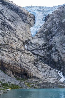 Norveç Avrupa 'nın Olden kenti yakınlarındaki Jostedal Buzul Parkı' nda Gelin Buzulu