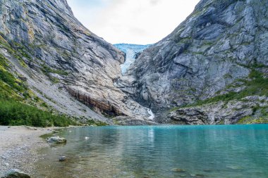 Norveç Avrupa 'nın Olden kenti yakınlarındaki Jostedal Buzul Parkı' nda Gelin Buzulu