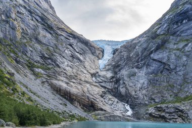 Norveç Avrupa 'nın Olden kenti yakınlarındaki Jostedal Buzul Parkı' nda Gelin Buzulu