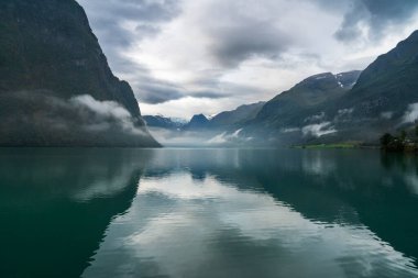 Norveç Avrupa 'nın Olden kenti yakınlarındaki Jostedal Buzul Parkı' nda Gelin Buzulu