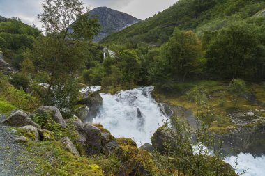 Norveç Avrupa 'nın Olden kenti yakınlarındaki Jostedal Buzul Parkı' nda Gelin Buzulu