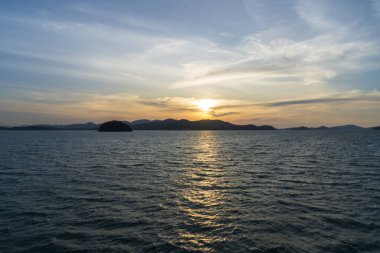 Phuket sahilinde gün batımı Tayland 'da Ao Phang Nga Ulusal Parkı yakınlarında.