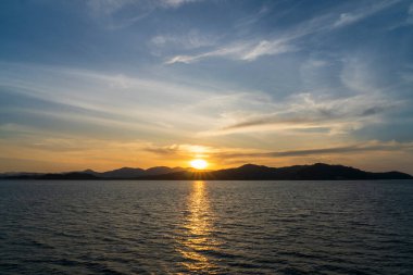 Phuket sahilinde gün batımı Tayland 'da Ao Phang Nga Ulusal Parkı yakınlarında.