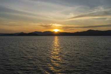 Phuket sahilinde gün batımı Tayland 'da Ao Phang Nga Ulusal Parkı yakınlarında.