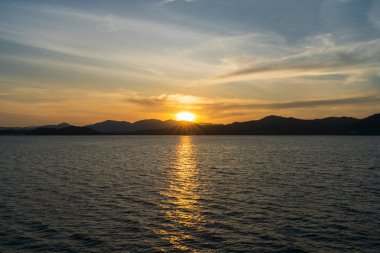 Phuket sahilinde gün batımı Tayland 'da Ao Phang Nga Ulusal Parkı yakınlarında.