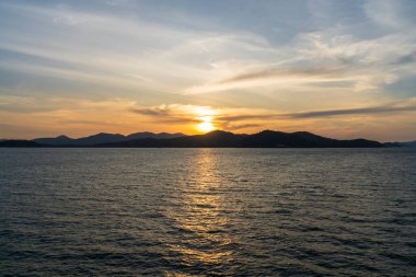 Phuket sahilinde gün batımı Tayland 'da Ao Phang Nga Ulusal Parkı yakınlarında.