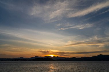 Phuket sahilinde gün batımı Tayland 'da Ao Phang Nga Ulusal Parkı yakınlarında.